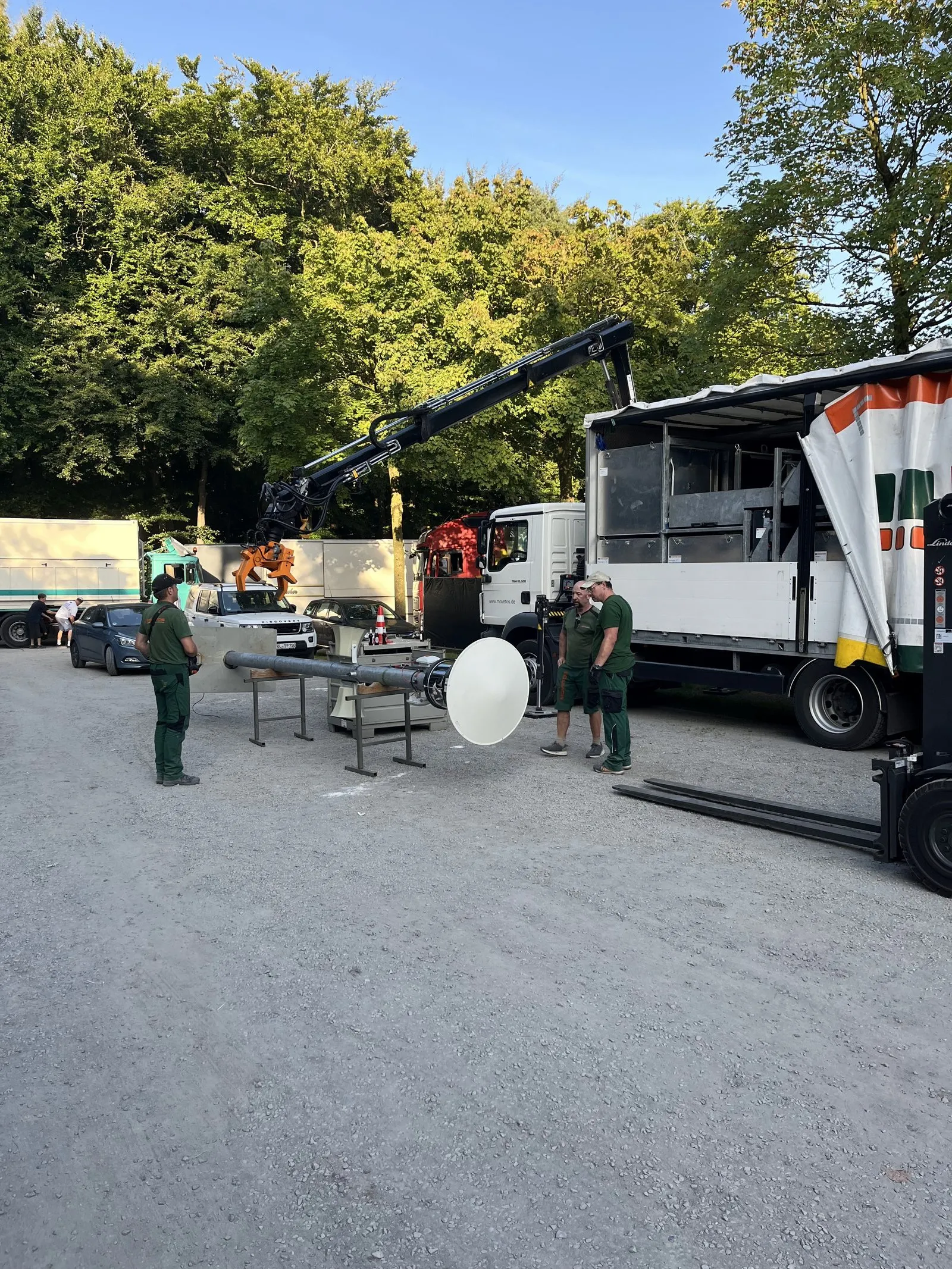 Aufbau: Der Kran setzt einen MOVETOS-Mast mit Kamera auf einer Grünanlage
