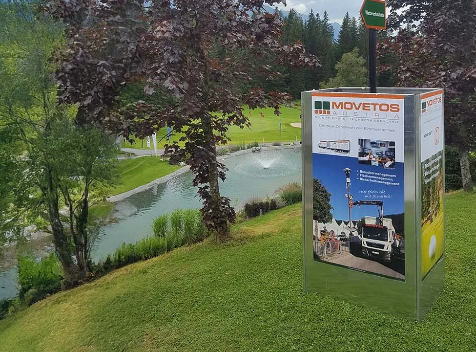 Besucher-Durchsage-System von MOVETOS in einem Park am Teich