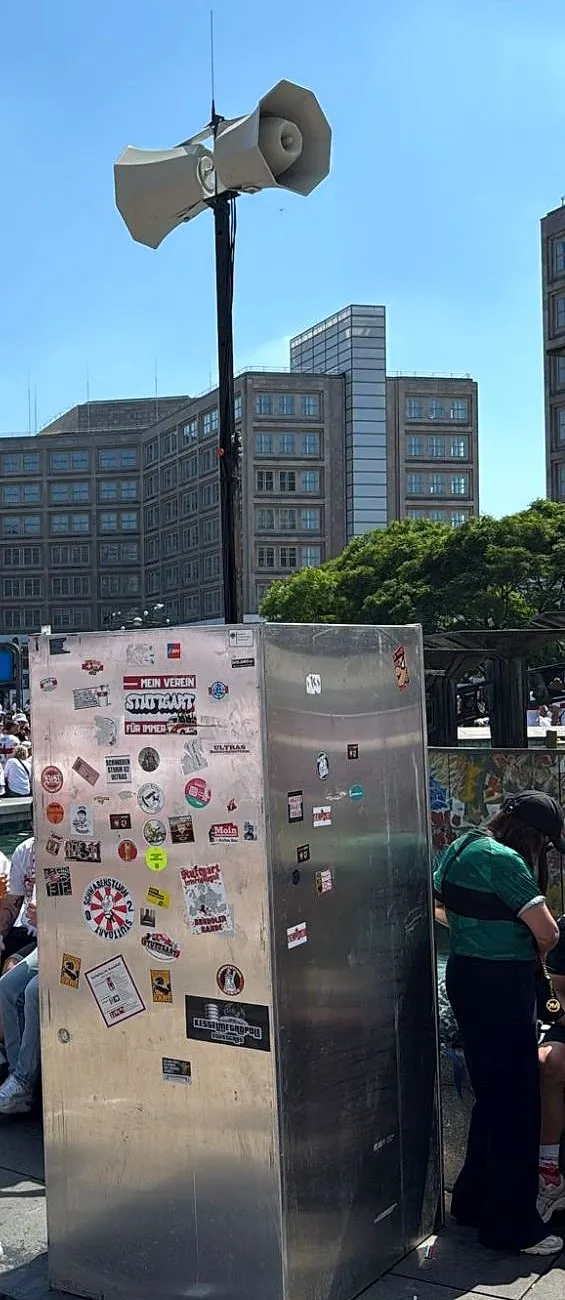 Besucher-Durchsage-System mit VfB-Aufklebern und Lautsprechern beim Fan-Fest