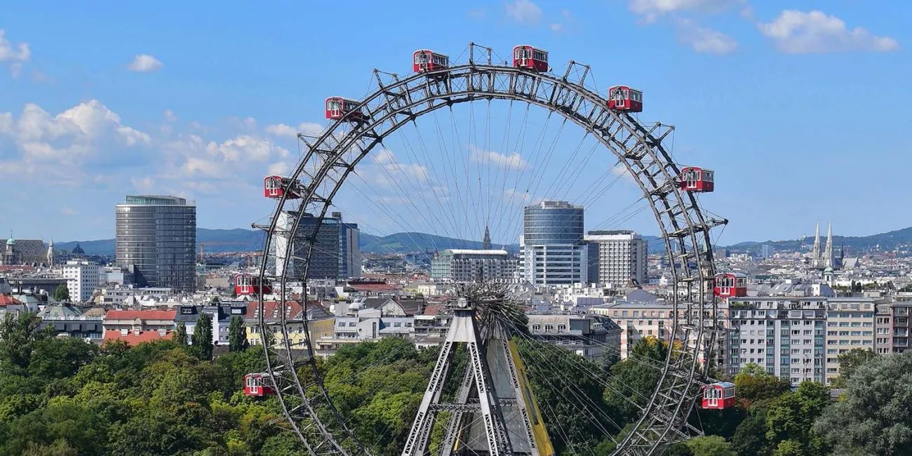 Blick über Wien mit dem Riesenrad im Prater
