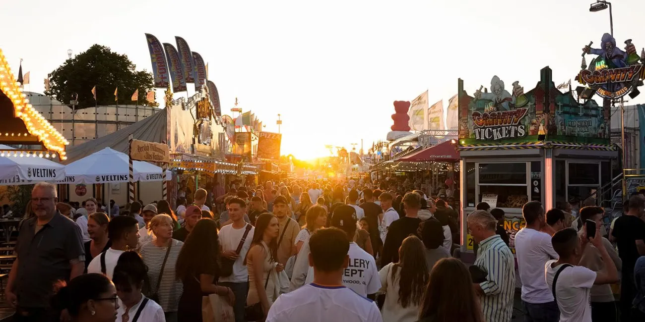 Dichtes Besuchergedränge auf einem Stadtfest am Abend