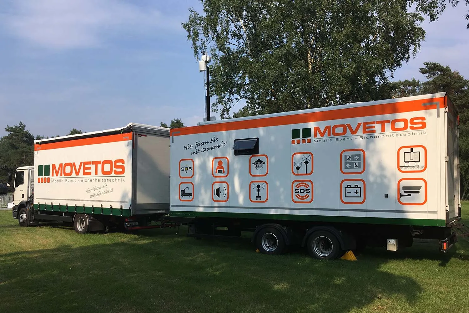 MOVETOS-Fahrzeuge mit Anhänger auf einer freien Fläche