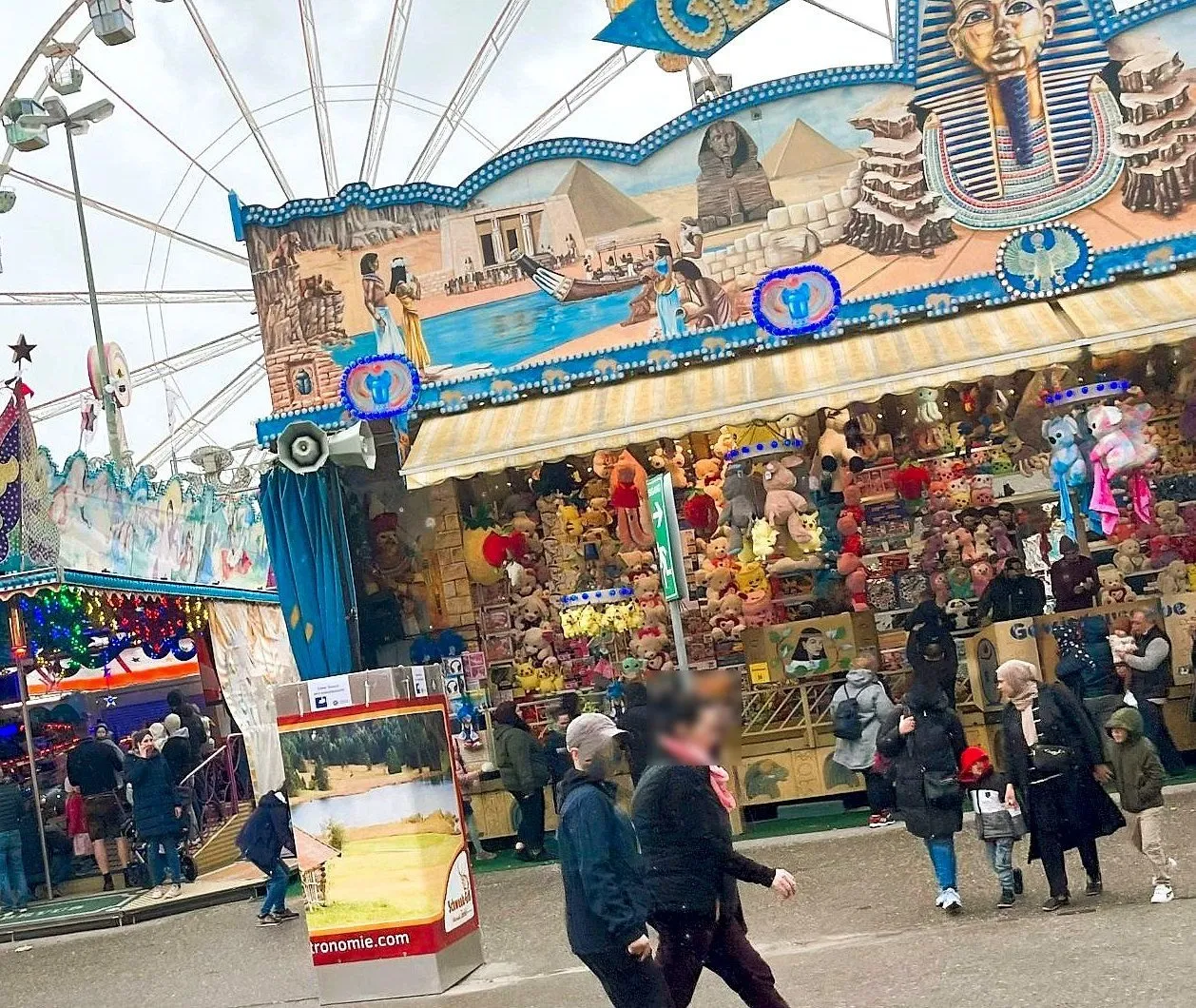 Besucher-Durchsage-System mit Lautsprecher vor der Glücksspirale auf dem Plärrer, dahinter das Riesenrad