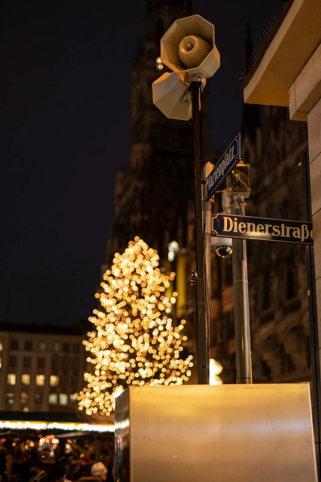 Besucher-Durchsage-System am Marienplatz vor dem leuchtenden Christbaum