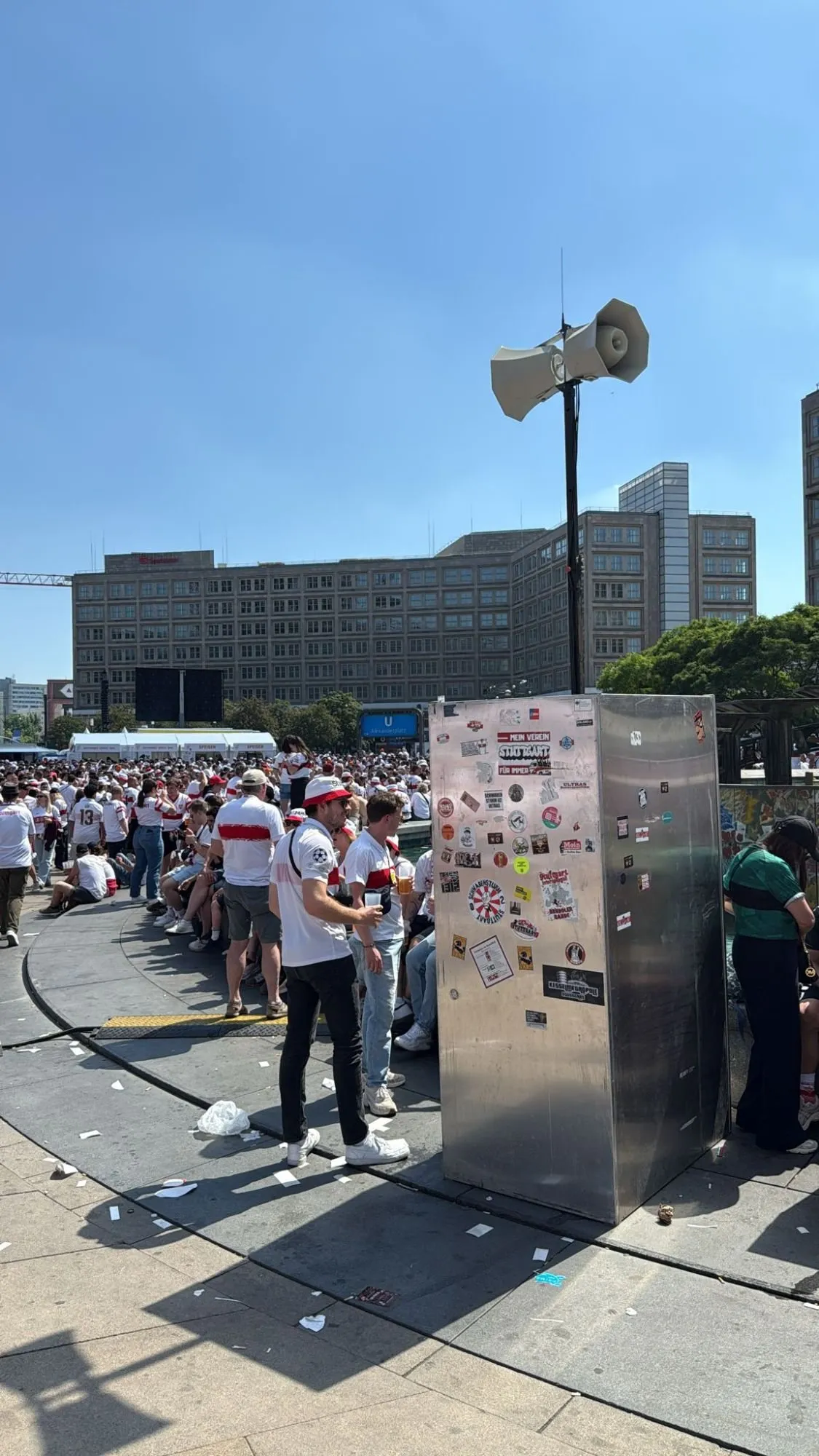 Fans am Alexanderplatz, daneben ein Besucher-Durchsage-System mit Lautsprechern