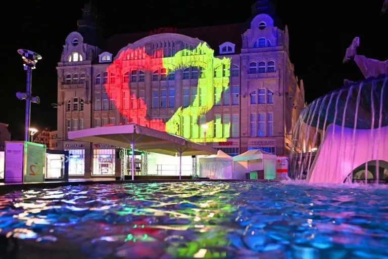 Beleuchtetes Gebäude mit Lichtinstallation beim Tag der Deutschen Einheit