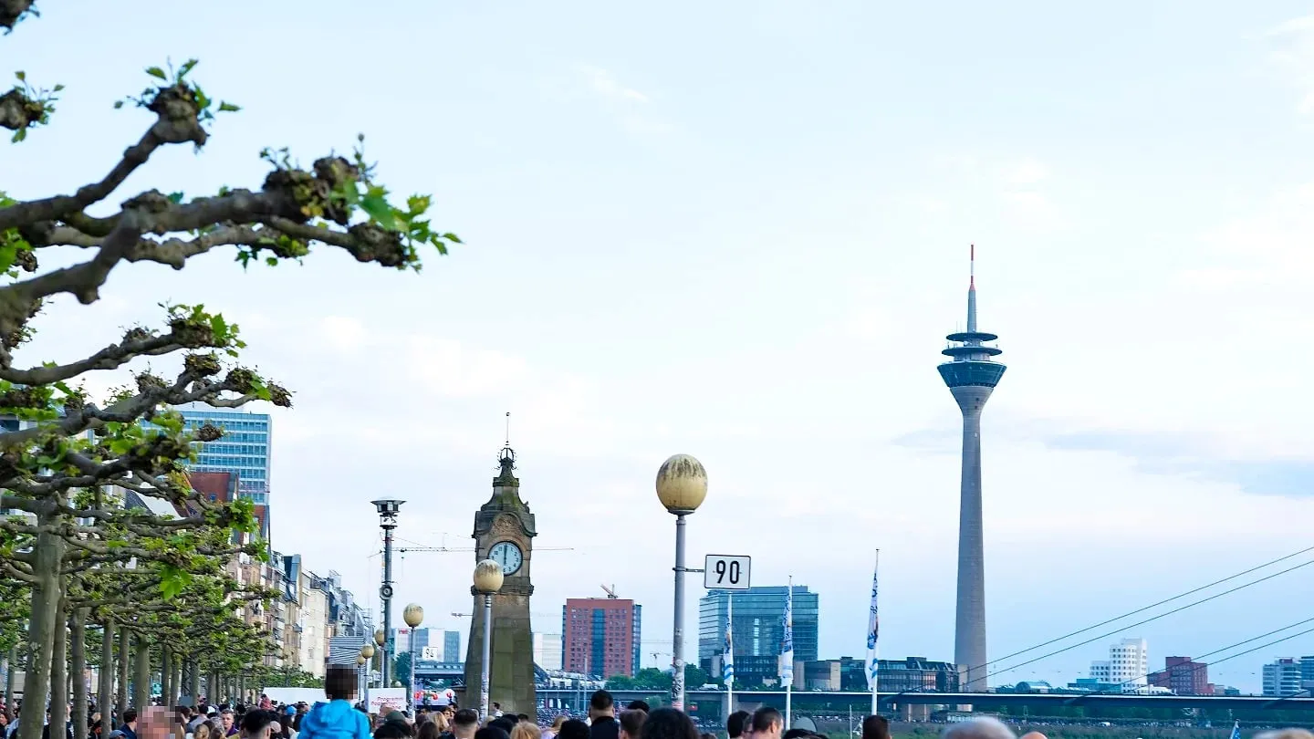 Besucher auf der Rheinpromenade mit Rheinturm beim Japan-Tag Düsseldorf