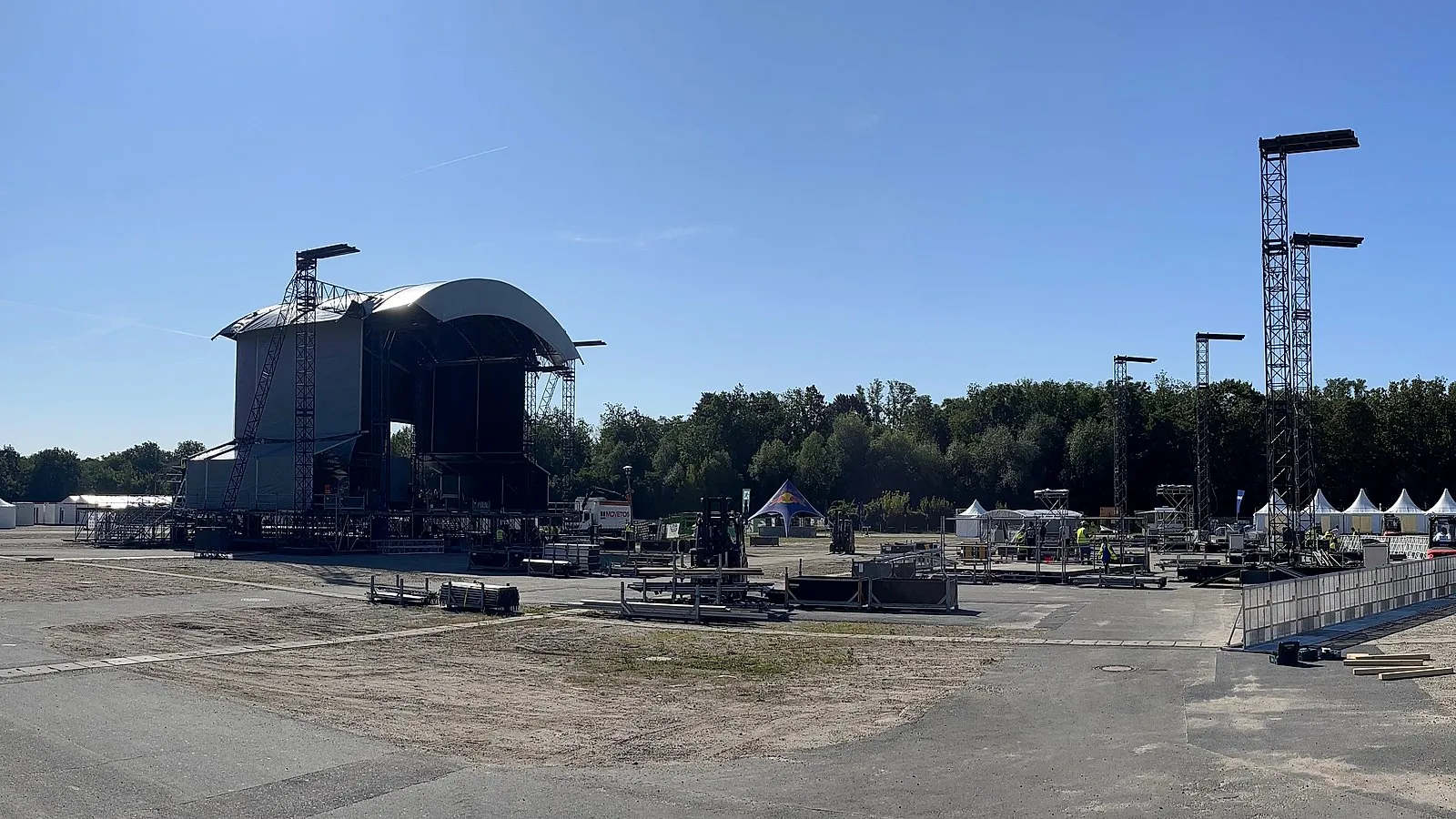 Festivalgelände des Klassentreffen Festivals beim Aufbau: Bühne, Lichttürme und Zelte