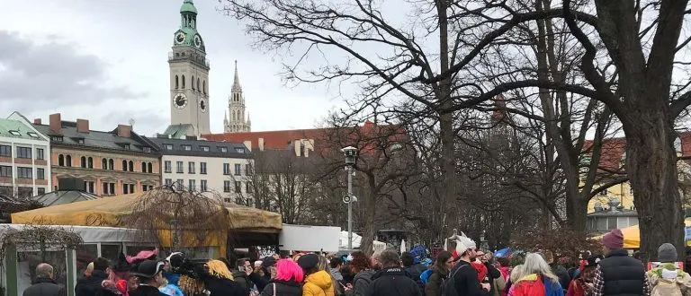 Besucher beim Tanz der Marktweiber auf dem Viktualienmarkt