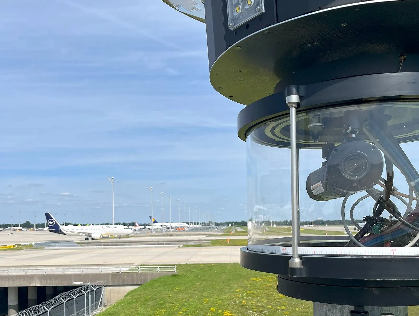 Kamerakopf eines MOVETOS-Masts mit Blick auf das Vorfeld des Flughafens München