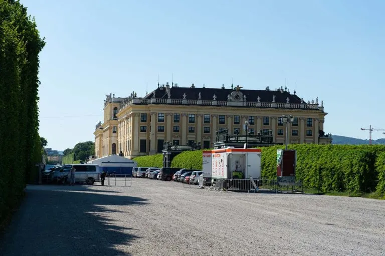 Schloss Schönbrunn mit MOVETOS-Technik auf dem Vorplatz