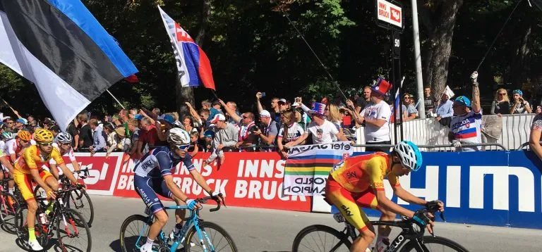 Radrennfahrer im Zielbereich der Rad-WM in Innsbruck