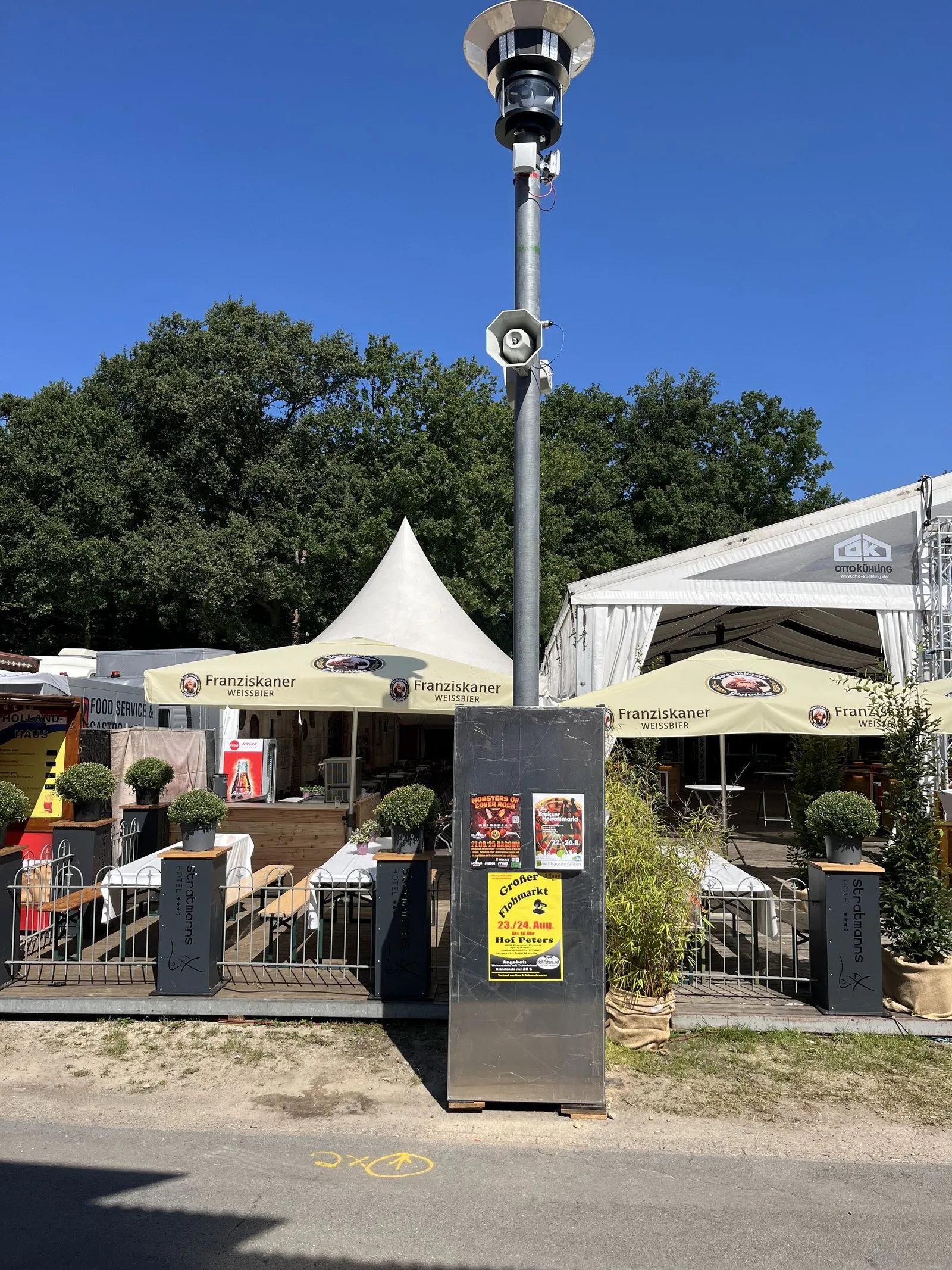 MOVETOS-Mast mit Kamera und Lautsprecher zwischen den Ständen auf dem Stoppelmarkt Vechta