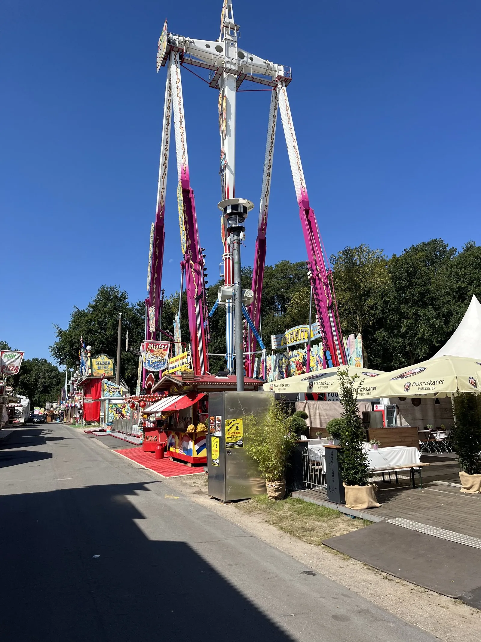 MOVETOS-Mast mit Kamera und Lautsprecher vor einem Fahrgeschäft auf dem Stoppelmarkt